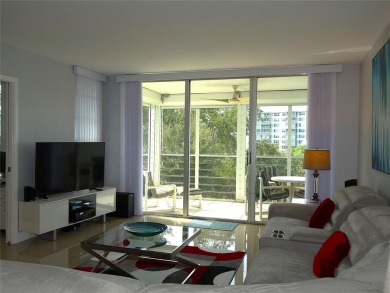 Beautifully updated top-floor 2/2 condo on Palm Aire's Oaks Lane on Palm-Aire Country Club and Resort - Palms in Florida - for sale on GolfHomes.com, golf home, golf lot