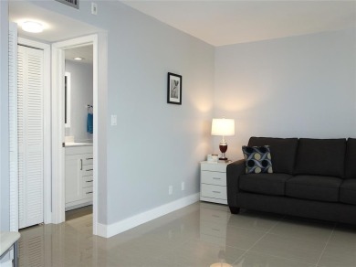 Beautifully updated top-floor 2/2 condo on Palm Aire's Oaks Lane on Palm-Aire Country Club and Resort - Palms in Florida - for sale on GolfHomes.com, golf home, golf lot