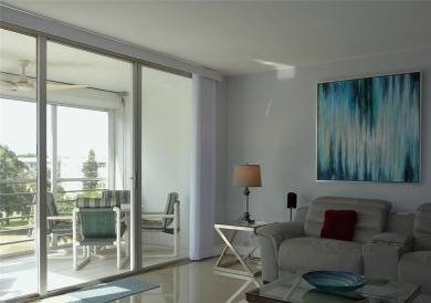 Beautifully updated top-floor 2/2 condo on Palm Aire's Oaks Lane on Palm-Aire Country Club and Resort - Palms in Florida - for sale on GolfHomes.com, golf home, golf lot