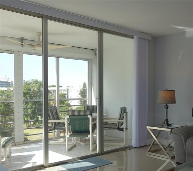 Beautifully updated top-floor 2/2 condo on Palm Aire's Oaks Lane on Palm-Aire Country Club and Resort - Palms in Florida - for sale on GolfHomes.com, golf home, golf lot