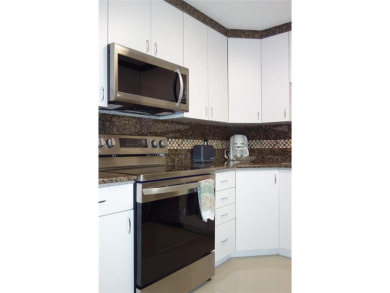 Beautifully updated top-floor 2/2 condo on Palm Aire's Oaks Lane on Palm-Aire Country Club and Resort - Palms in Florida - for sale on GolfHomes.com, golf home, golf lot