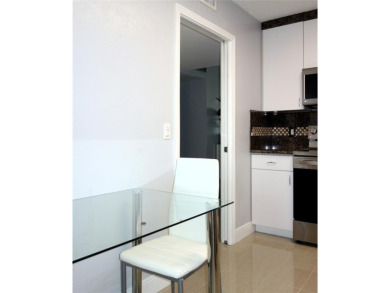 Beautifully updated top-floor 2/2 condo on Palm Aire's Oaks Lane on Palm-Aire Country Club and Resort - Palms in Florida - for sale on GolfHomes.com, golf home, golf lot
