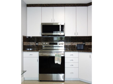 Beautifully updated top-floor 2/2 condo on Palm Aire's Oaks Lane on Palm-Aire Country Club and Resort - Palms in Florida - for sale on GolfHomes.com, golf home, golf lot