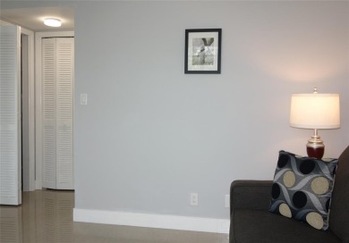 Beautifully updated top-floor 2/2 condo on Palm Aire's Oaks Lane on Palm-Aire Country Club and Resort - Palms in Florida - for sale on GolfHomes.com, golf home, golf lot