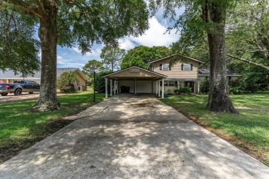Spacious home in the highly sought-after Kenwood neighborhood on Fort Walton Beach Golf Course in Florida - for sale on GolfHomes.com, golf home, golf lot