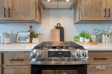 Thoughtfully designed single-level floor plan offers 3 bedrooms on Hunters Point Golf Club in Idaho - for sale on GolfHomes.com, golf home, golf lot