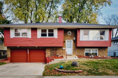 Spacious 4 bedroom, 2 full bathroom raised ranch.  Hardwood on Rob Roy Golf Club in Illinois - for sale on GolfHomes.com, golf home, golf lot