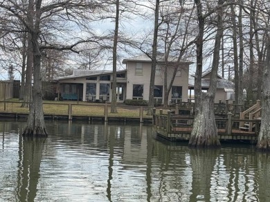 This stunningly renovated 5-bedroom, 3-bath ranch-style home on Lake Bruin Golf and Country Club in Louisiana - for sale on GolfHomes.com, golf home, golf lot