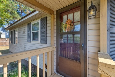 Welcome to this well maintained 2 bedroom, 2 bath home in on Topsail Green Golf Club in North Carolina - for sale on GolfHomes.com, golf home, golf lot