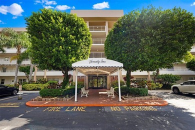 Stunning and bright 3BR/2BA condo with spacious rooms and on Palm-Aire Country Club and Resort - The Oaks in Florida - for sale on GolfHomes.com, golf home, golf lot