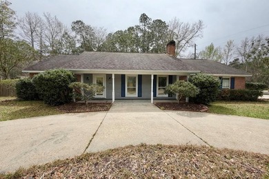 Super cute 3 bedroom, 2 bathroom home located in the desirable on Diamondhead Country Club in Mississippi - for sale on GolfHomes.com, golf home, golf lot