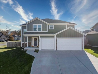 You'll love this almost new 2-story in the Smithville School on Paradise Pointe Golf Complex in Missouri - for sale on GolfHomes.com, golf home, golf lot