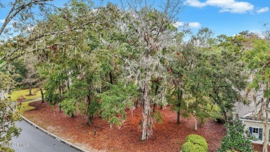 Close the back gate, shopping, groceries, dining  more!  Welcome on Belfair Golf Club in South Carolina - for sale on GolfHomes.com, golf home, golf lot