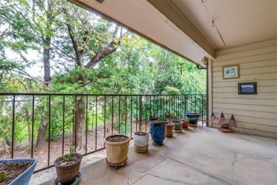 Discover this charming 2-bedroom, 2-bath condo nestled near the on Stevens Park Golf Course in Texas - for sale on GolfHomes.com, golf home, golf lot