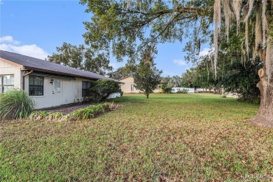 Welcome to this charming 2-bedroom, 2-bath 2- car garage home on Inverness Golf and Country Club in Florida - for sale on GolfHomes.com, golf home, golf lot