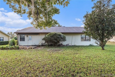 Welcome to this charming 2-bedroom, 2-bath 2- car garage home on Inverness Golf and Country Club in Florida - for sale on GolfHomes.com, golf home, golf lot