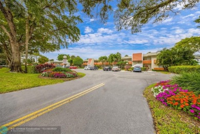 Discover the perfect blend of comfort and convenience at this on Oaks Country Club in Florida - for sale on GolfHomes.com, golf home, golf lot