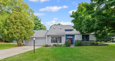 Stunning Contemporary in Lincolnshire Fields! This spacious on Lincolnshire Fields Country Club in Illinois - for sale on GolfHomes.com, golf home, golf lot
