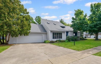 Stunning Contemporary in Lincolnshire Fields! This spacious on Lincolnshire Fields Country Club in Illinois - for sale on GolfHomes.com, golf home, golf lot