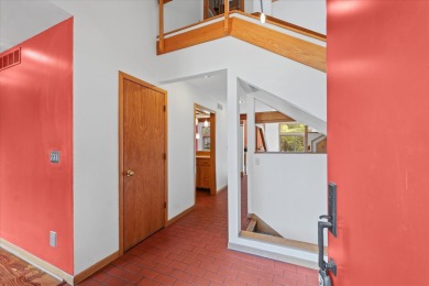 Stunning Contemporary in Lincolnshire Fields! This spacious on Lincolnshire Fields Country Club in Illinois - for sale on GolfHomes.com, golf home, golf lot