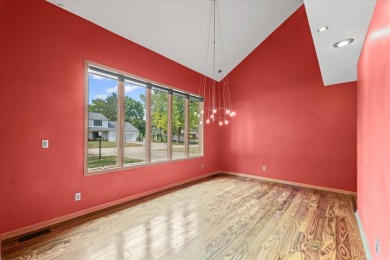 Stunning Contemporary in Lincolnshire Fields! This spacious on Lincolnshire Fields Country Club in Illinois - for sale on GolfHomes.com, golf home, golf lot