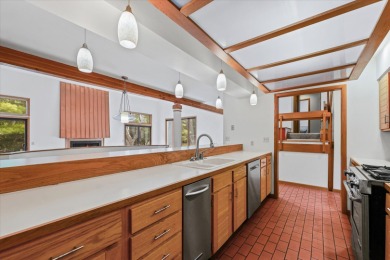 Stunning Contemporary in Lincolnshire Fields! This spacious on Lincolnshire Fields Country Club in Illinois - for sale on GolfHomes.com, golf home, golf lot