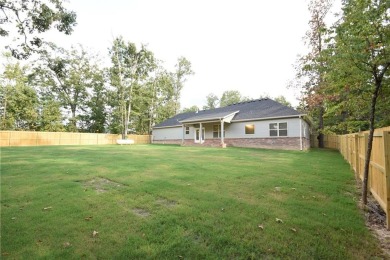 Welcome home to Bella Vista, just minutes from Lake Loch Lomond! on Bella Vista Country Club - Highlands in Arkansas - for sale on GolfHomes.com, golf home, golf lot