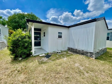 Welcome home to this 1994 single wide manufactured home, which on Golden Lakes Golf Course in Florida - for sale on GolfHomes.com, golf home, golf lot