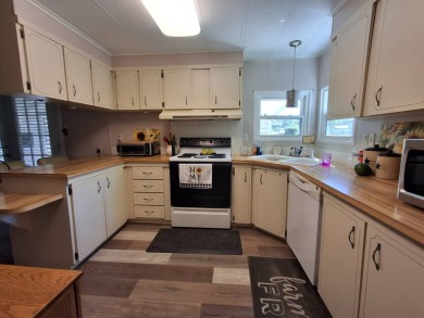 Peaceful 2BR/2BA Home | 1,144 Sq. Ft. | Backs to Ocala Forest - on Rolling Greens Executive Golf Community in Florida - for sale on GolfHomes.com, golf home, golf lot