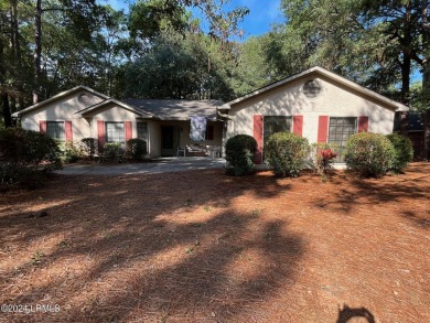 WELL MAINTAINED 3 BEDROOM, 2 BATH HOME IN ROYAL PINES.  COZY on Ladys Island Country Club in South Carolina - for sale on GolfHomes.com, golf home, golf lot