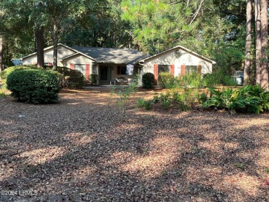 WELL MAINTAINED 3 BEDROOM, 2 BATH HOME IN ROYAL PINES.  COZY on Ladys Island Country Club in South Carolina - for sale on GolfHomes.com, golf home, golf lot