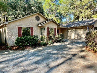 WELL MAINTAINED 3 BEDROOM, 2 BATH HOME IN ROYAL PINES.  COZY on Ladys Island Country Club in South Carolina - for sale on GolfHomes.com, golf home, golf lot