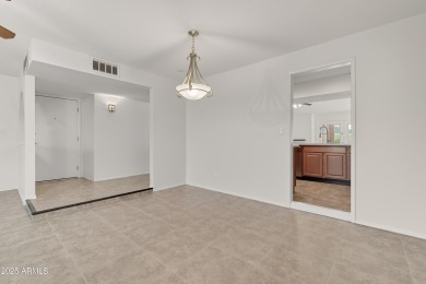 GREAT OPEN FLOOR PLAN IN A PRIME LOCATION.  SINGLE LEVEL 4 on Ahwatukee Country Club in Arizona - for sale on GolfHomes.com, golf home, golf lot