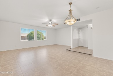 GREAT OPEN FLOOR PLAN IN A PRIME LOCATION.  SINGLE LEVEL 4 on Ahwatukee Country Club in Arizona - for sale on GolfHomes.com, golf home, golf lot