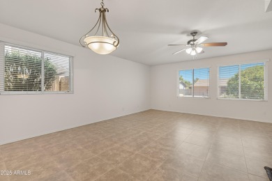 GREAT OPEN FLOOR PLAN IN A PRIME LOCATION.  SINGLE LEVEL 4 on Ahwatukee Country Club in Arizona - for sale on GolfHomes.com, golf home, golf lot