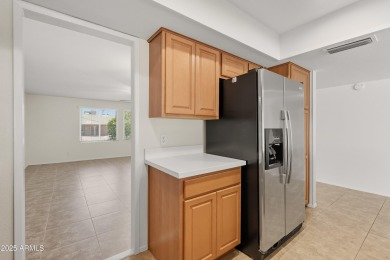 GREAT OPEN FLOOR PLAN IN A PRIME LOCATION.  SINGLE LEVEL 4 on Ahwatukee Country Club in Arizona - for sale on GolfHomes.com, golf home, golf lot