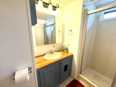 You don't want to miss this great deal on a 2-bedroom/1-bath on Lake Henry Golf Club in Florida - for sale on GolfHomes.com, golf home, golf lot
