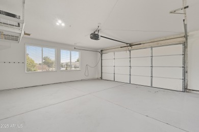 GREAT OPEN FLOOR PLAN IN A PRIME LOCATION.  SINGLE LEVEL 4 on Ahwatukee Country Club in Arizona - for sale on GolfHomes.com, golf home, golf lot
