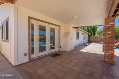 GREAT OPEN FLOOR PLAN IN A PRIME LOCATION.  SINGLE LEVEL 4 on Ahwatukee Country Club in Arizona - for sale on GolfHomes.com, golf home, golf lot