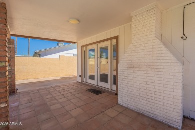 GREAT OPEN FLOOR PLAN IN A PRIME LOCATION.  SINGLE LEVEL 4 on Ahwatukee Country Club in Arizona - for sale on GolfHomes.com, golf home, golf lot