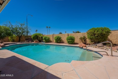 GREAT OPEN FLOOR PLAN IN A PRIME LOCATION.  SINGLE LEVEL 4 on Ahwatukee Country Club in Arizona - for sale on GolfHomes.com, golf home, golf lot