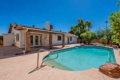 GREAT OPEN FLOOR PLAN IN A PRIME LOCATION.  SINGLE LEVEL 4 on Ahwatukee Country Club in Arizona - for sale on GolfHomes.com, golf home, golf lot