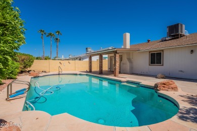 GREAT OPEN FLOOR PLAN IN A PRIME LOCATION.  SINGLE LEVEL 4 on Ahwatukee Country Club in Arizona - for sale on GolfHomes.com, golf home, golf lot