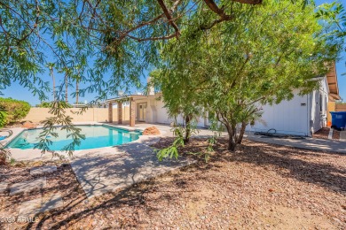 GREAT OPEN FLOOR PLAN IN A PRIME LOCATION.  SINGLE LEVEL 4 on Ahwatukee Country Club in Arizona - for sale on GolfHomes.com, golf home, golf lot