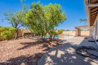 GREAT OPEN FLOOR PLAN IN A PRIME LOCATION.  SINGLE LEVEL 4 on Ahwatukee Country Club in Arizona - for sale on GolfHomes.com, golf home, golf lot