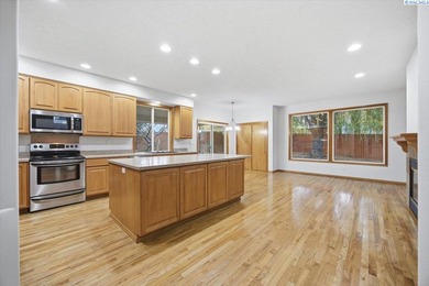 MLS# 288805 Beautiful Custom Home located in Kennewick. Nestled on Canyon Lakes Golf Course in Washington - for sale on GolfHomes.com, golf home, golf lot