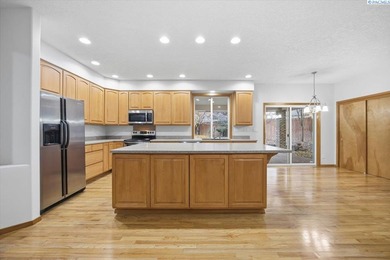 MLS# 288805 Beautiful Custom Home located in Kennewick. Nestled on Canyon Lakes Golf Course in Washington - for sale on GolfHomes.com, golf home, golf lot