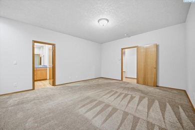 MLS# 288805 Beautiful Custom Home located in Kennewick. Nestled on Canyon Lakes Golf Course in Washington - for sale on GolfHomes.com, golf home, golf lot