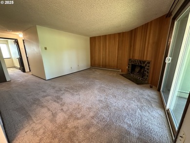 Condo with frontage on Rock Creek Golf club 10th hole 2 bedrooms on Rock Creek Country Club in Oregon - for sale on GolfHomes.com, golf home, golf lot