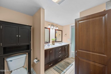 BEAUTIFUL AND SERENE SETTING! WEST WIND TOWNHOME ON LAKE IN on Harbour Point Golf Club in North Carolina - for sale on GolfHomes.com, golf home, golf lot